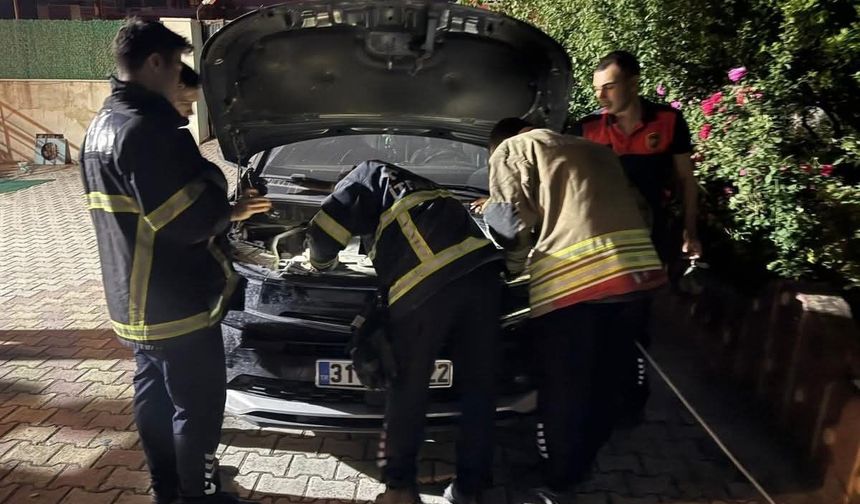 Antakya'da otomobilin motoruna giren kediyi itfaiye kurtardı