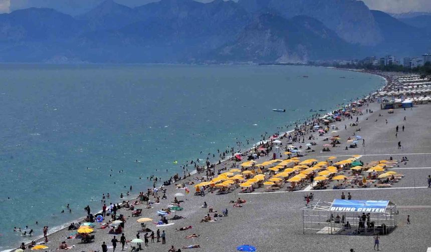 Antalya sahillerinde bayram yoğunluğu ikinci günde artarak devam etti