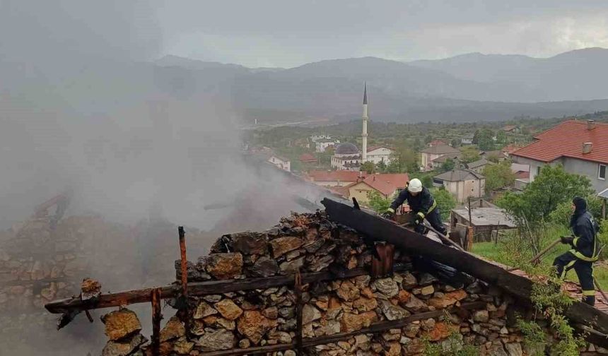 Antalya'da 110 yıllık düğmeli ev yangında küle döndü