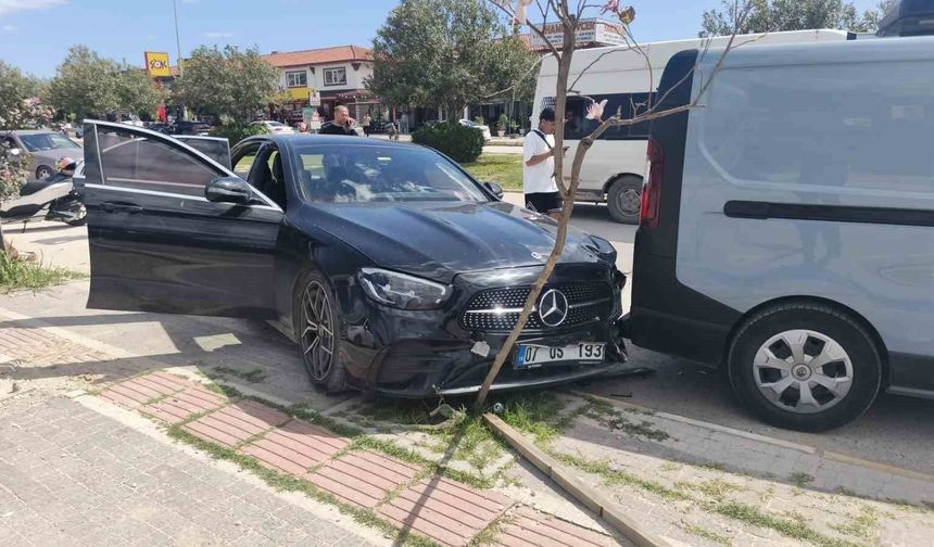 Antalya'da minibüs park halindeki araca çarptı: 4 yaralı
