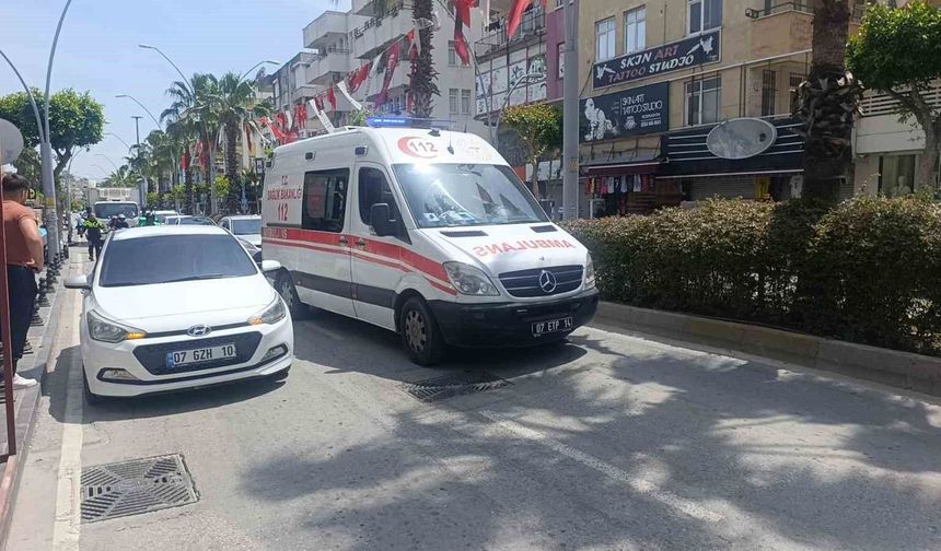 Antalya'da yaya geçidinden geçmeye çalışan Alman turistin ayağını otomobil ezdi