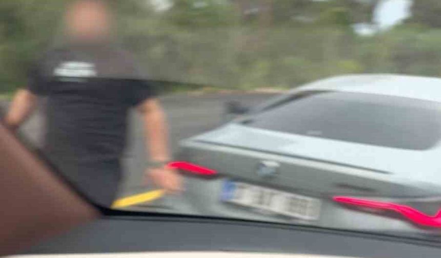 Aracın önünü kesip saldırdı, görüntüleri silmesi için tehdit etti