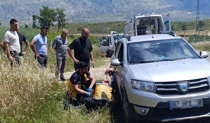 Devrilen traktörden kabin sayesinde yaralı kurtuldu