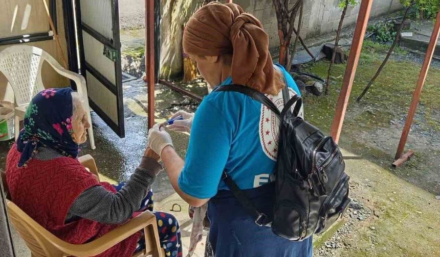 Erzin'de yaşlı vatandaşların evinde vefa temizliği gerçekleştiriliyor