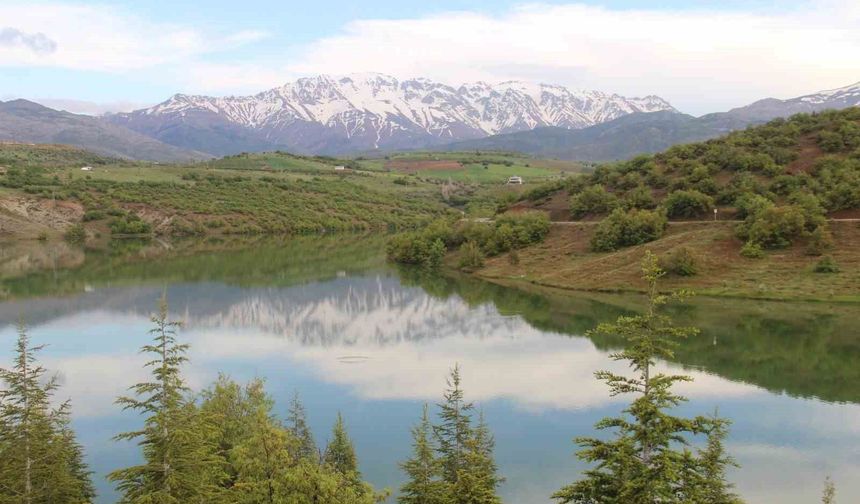 Esence Göleti ve Berit Dağı'nda kartpostallık manzara