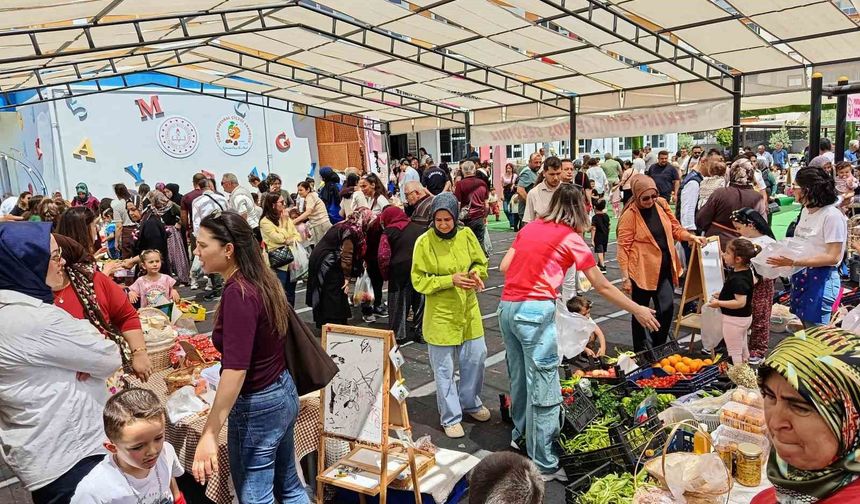 Gazzeli çocuklar için okul bahçesini semt pazarına dönüştürdüler