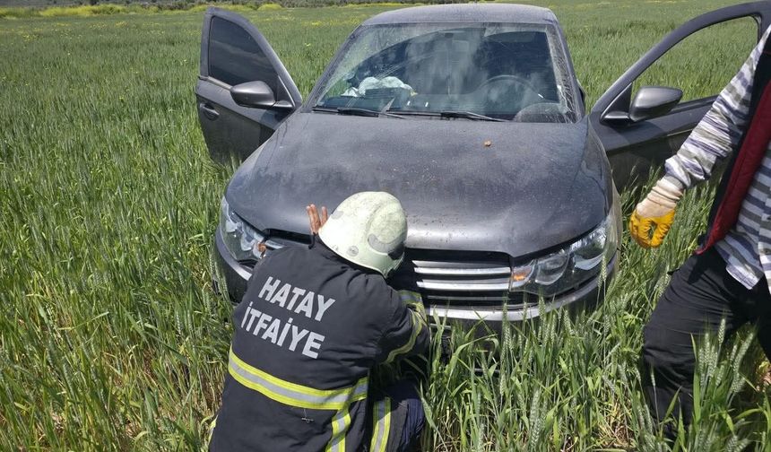 Hassa'da tarlaya uçan otomobilin sürücüsü yaralandı