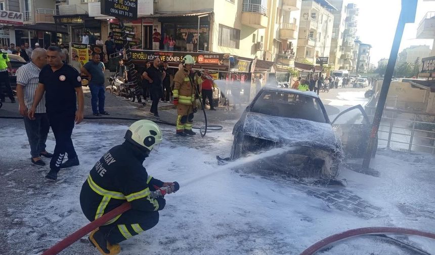 Hatay'da seyir halindeki otomobilin motoru alev aldı