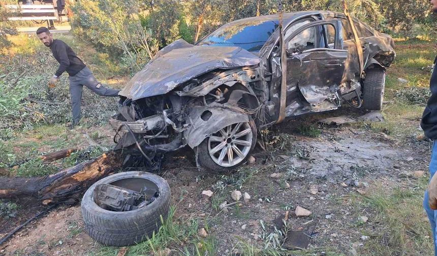 Hurdaya dönen araçtan yaralı kurtuldu