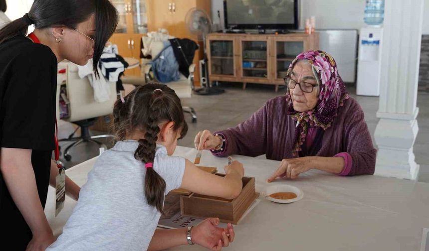 Huzurevi sakinleriyle gençler aynı masada buluştu