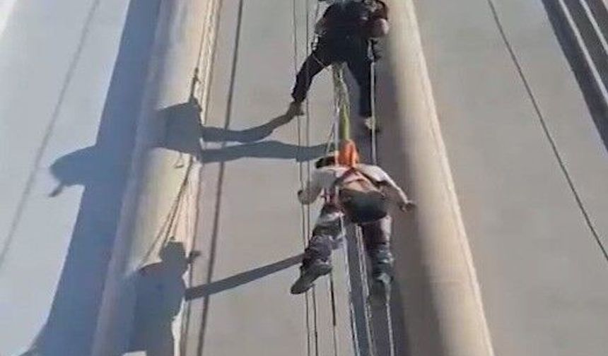 İskele düştü işçiler halatta asılı kaldı