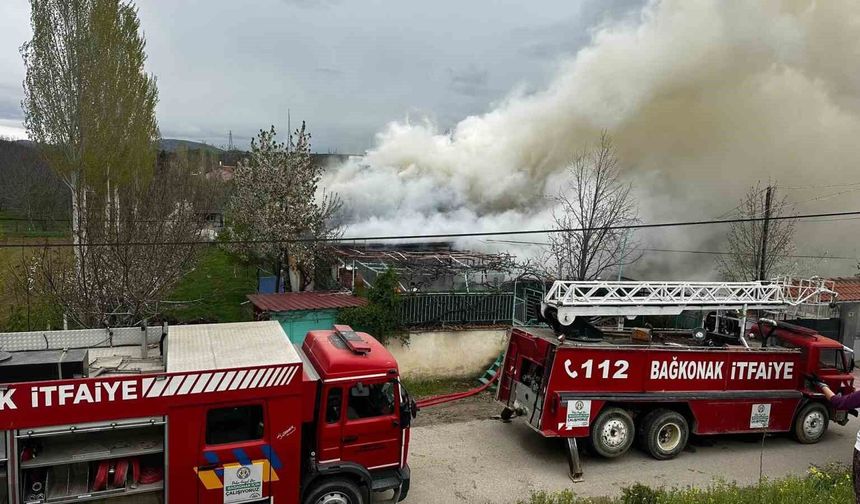 Isparta'da iki katlı ev, çıkan yangında zarar gördü
