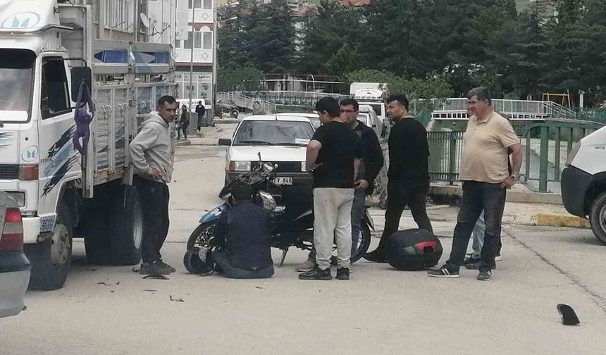 Isparta'da kamyonet ile motosiklet çarpıştı: 1 yaralı