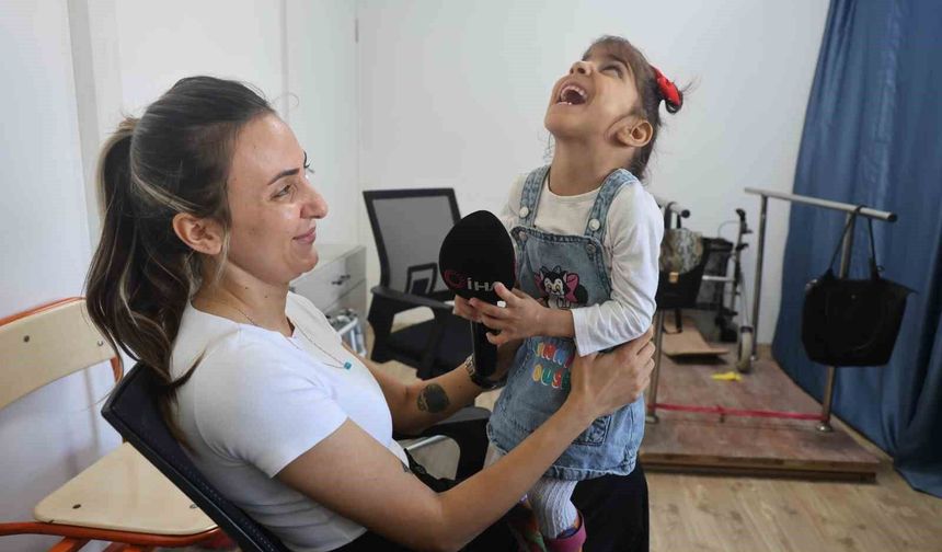 Kendi ayakları üzerinde durmayı başaran serebral palsi hastası Ada Su'nun annesine kendi elleriyle verdiği çiçek yürekleri ısıttı