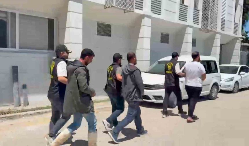 Kendilerini polis olarak tanıtıp vatandaşları dolandırdılar