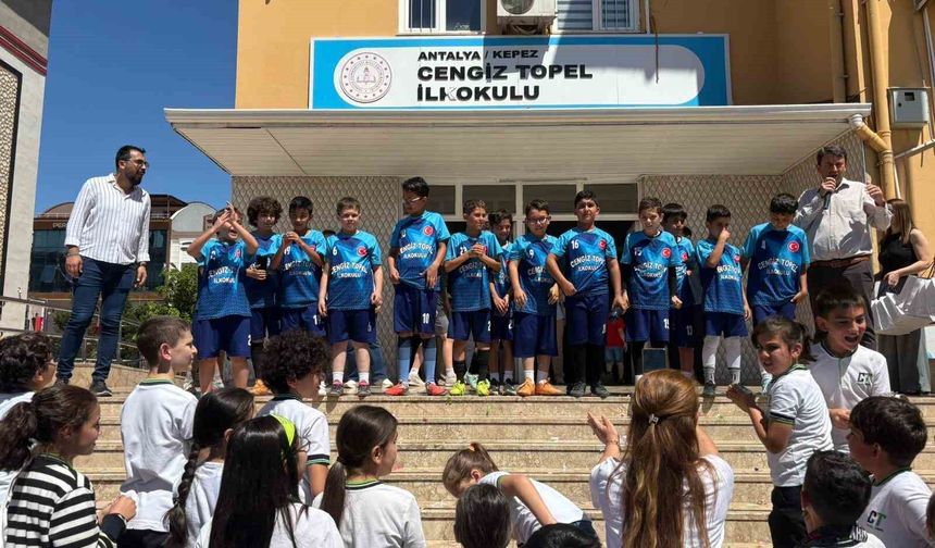 Kepez'de ilkokullar arası futbol turnuvasının şampiyonu Cengiz Topel İlkokulu oldu