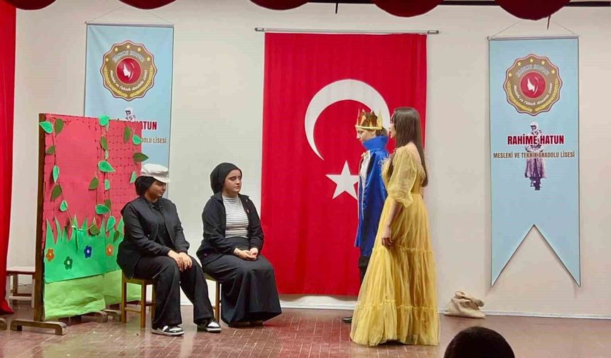 Masallar sahneye taşındı, meslek liselilerden miniklere masal gösterisi
