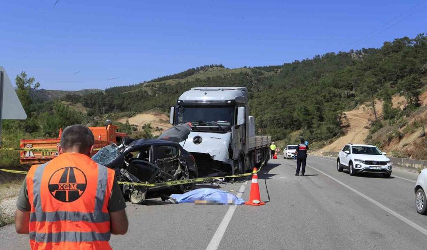 Mermer yüklü tırla kafa kafaya çarpışan otomobildeki çift hayatını kaybetti