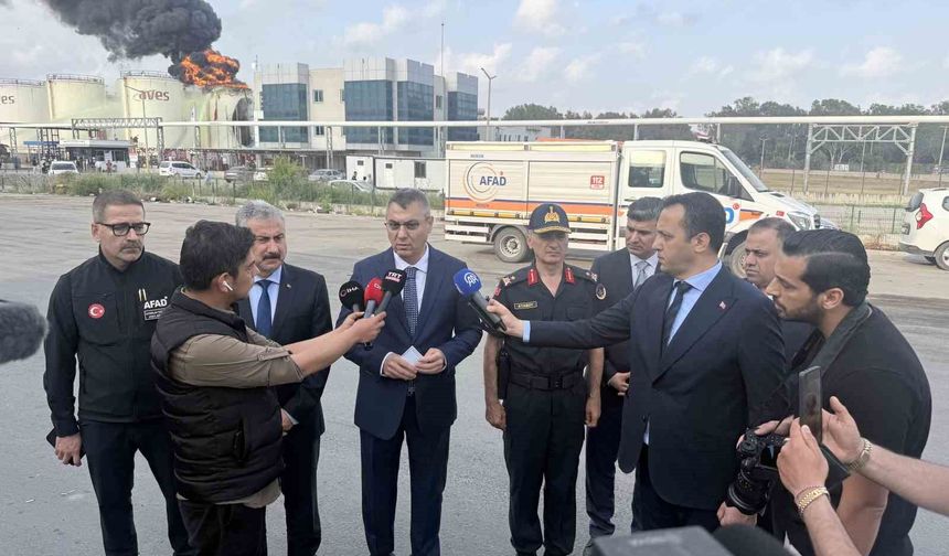 Mersin Valisi Toros: 'Önceliğimiz yangının diğer tanklara sıçramasını önlemek'