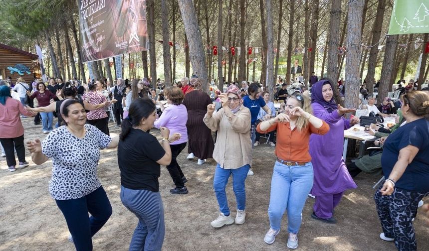 Mersin'de anneler günü şenlik havasında geçti