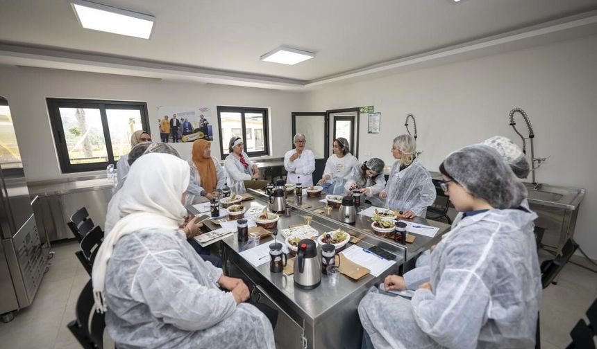 Mersin'de kadın üreticilere bitki çayı eğitimi