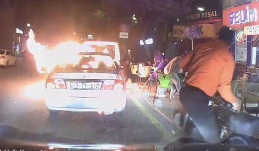 Mersin'de motor kısmından alev alan otomobil paniğe neden oldu