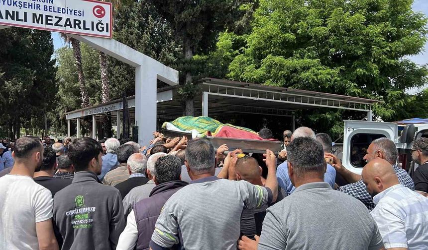 Mersin'deki yağ fabrikasındaki patlamada ölen işçi toprağa verildi
