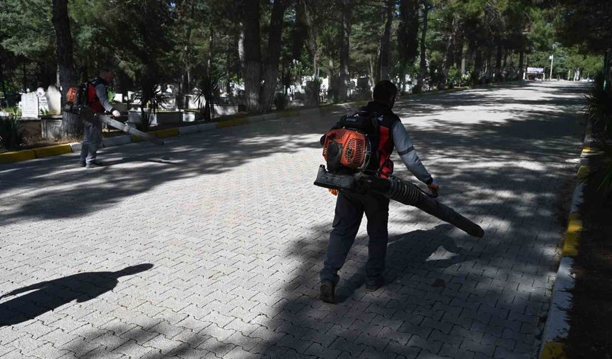 Mezarlıklar bayram ziyaretine hazır hale getirildi