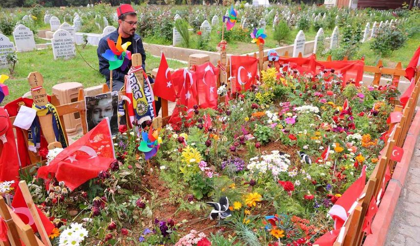 Okul saldırısında hayatını kaybeden çocukların ziyaretçileri eksik olmuyor