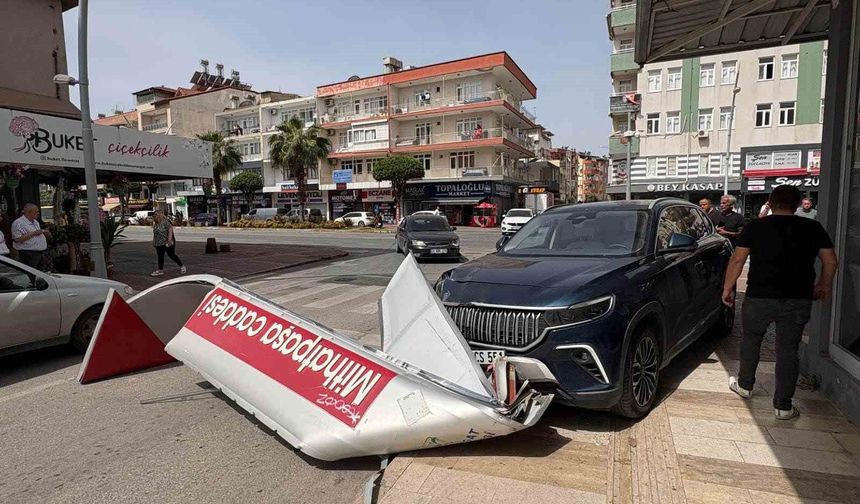 Önce otomobile ardından dev tabelaya çarptı, o anlar kameraya yansıdı