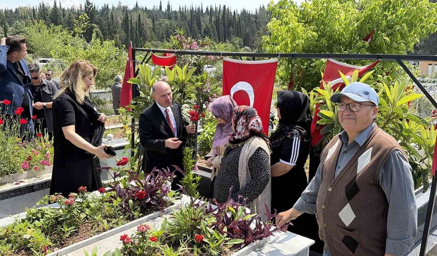 Osmaniye'de şehit kabirlerine karanfil bırakıldı
