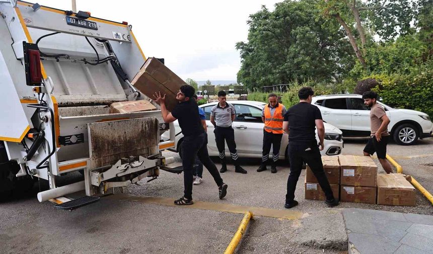 Otobüsle usulsüz taşınan yaklaşık 1 ton yoğurt Antalya otogarında imha edildi