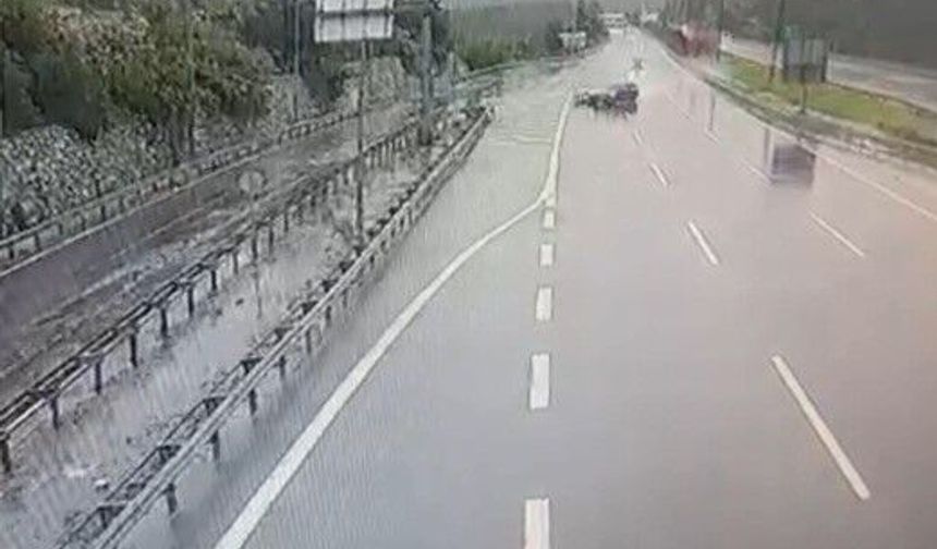 Otomobil bariyerlere ve araca çarptı