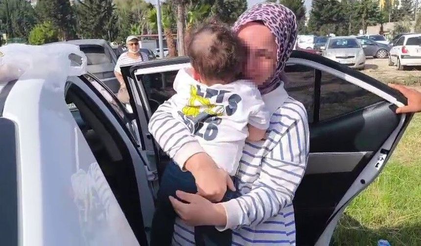 Otomobilde mahsur kalan evladına kavuşan anne gözyaşlarına boğuldu
