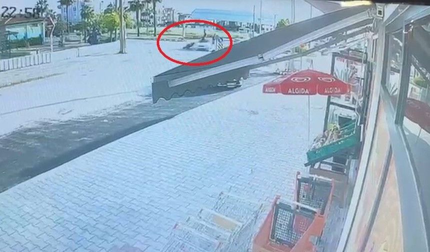 Otomobille çarpışan motosiklettekiler metrelerce savruldu: 2 ağır yaralı