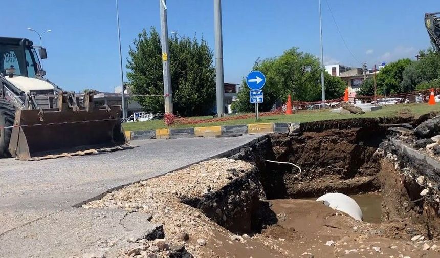 Patlayan ana su borusu yolları göle çevirdi, iş yerleri sular altında kaldı