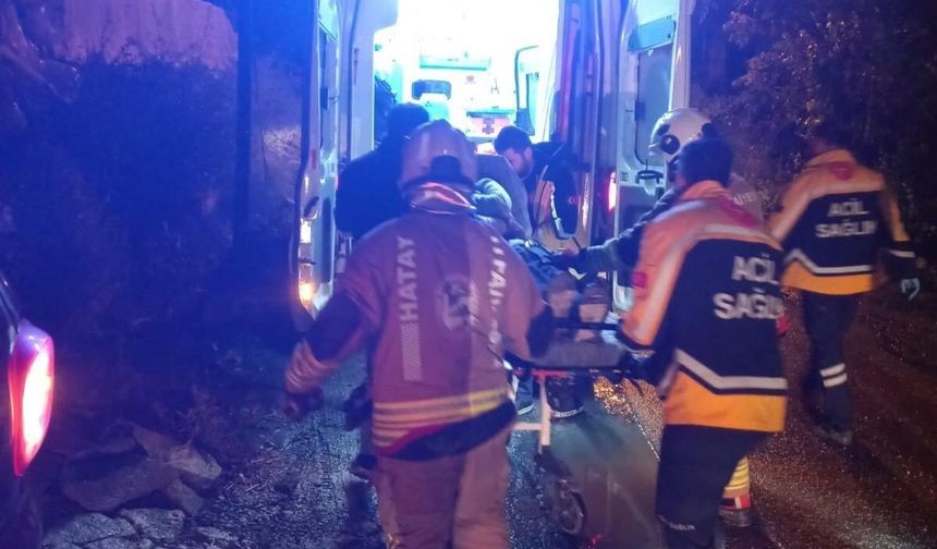 Samandağ'da şarampole devrilen otomobilin sürücüsü yaralandı
