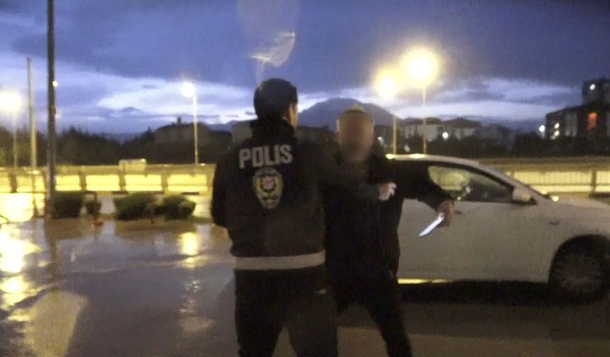 Sürücü alkollü çıktı, yolcu gazetecilere saldırdı