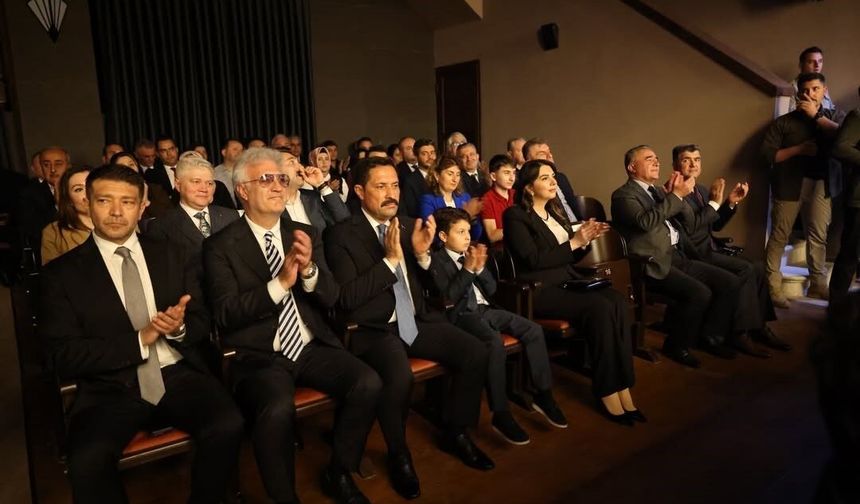 Tarihe tanıklık eden meclis binasında ilk perde 'Bu Da Geçer Ya Hu' adlı tiyatro oyunuyla açıldı