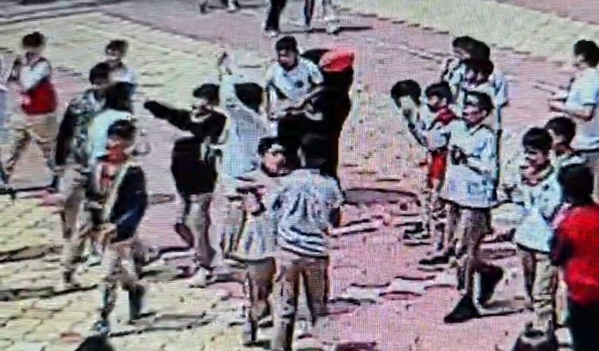 Teneffüste fenalaşan öğrenciye öğretmenden hayat kurtaran müdahale