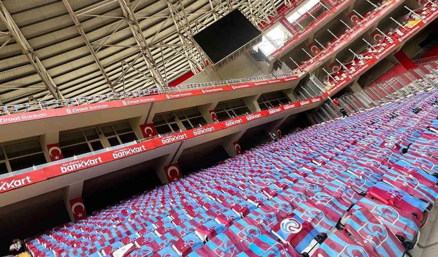 Trabzon Büyükşehir Belediyesi, Antalya Stadyumu'nu bayraklarla donattı