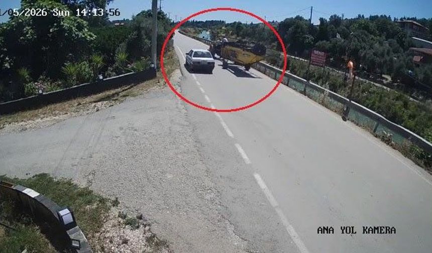 Traktörün altında kalmaktan saniyelerle kurtuldular, kazaya sebep olan sürücü kaçtı