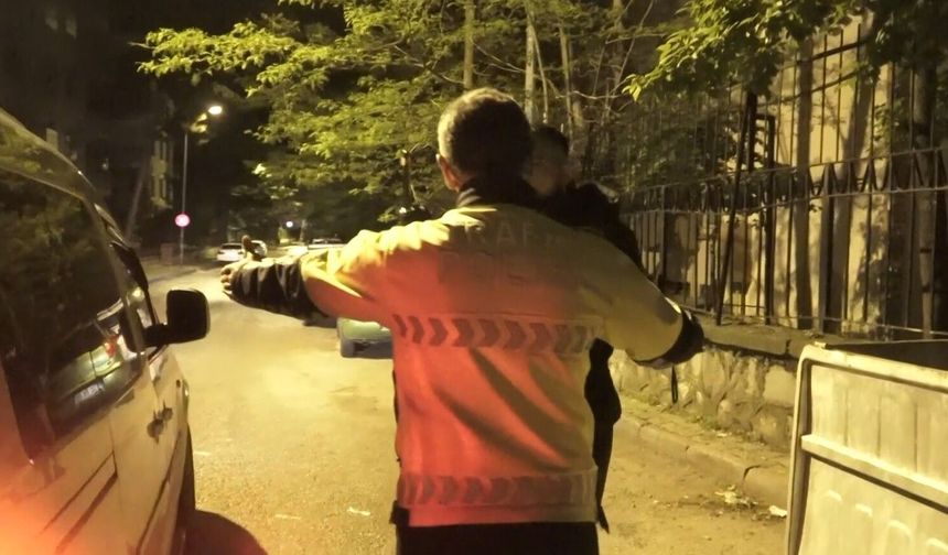 Uygulamada görüntü alan gazetecinin üzerine yürüdü: 'Çekme beni senin donuna kadar alırım'