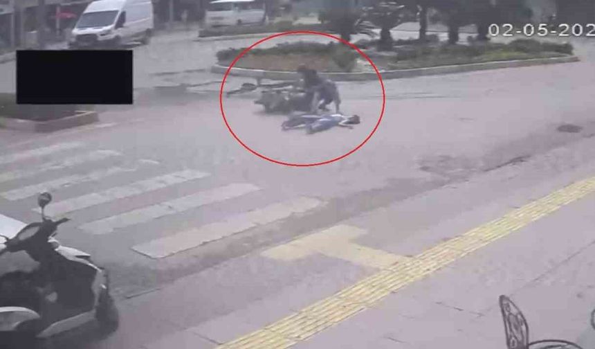 Yaya geçidini kullanan bisiklete motosiklet çarptı: 2'si çocuk 3 yaralı