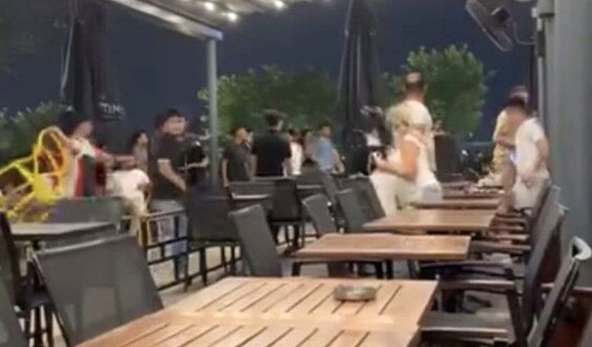 Adana'da AVM'de sandalyeli kavga: Kadınlar arada kaldı