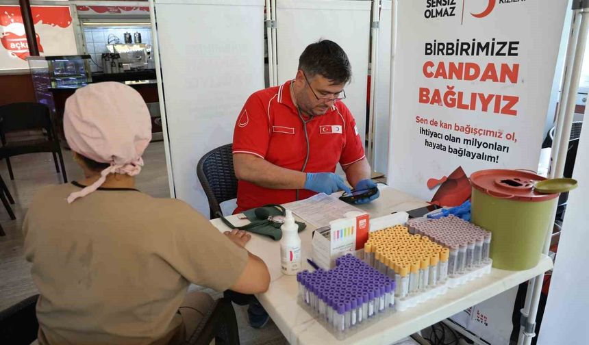 Adana'da kan ve kök hücre bağış kampanyasına yoğun ilgi