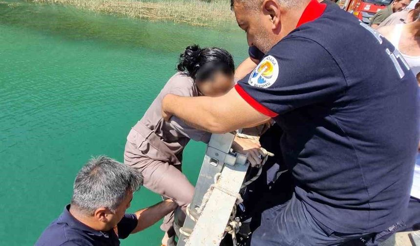 Adana'da köprüden düşen kadın itfaiye ekiplerince kurtarıldı