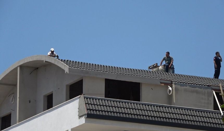 Alanya'da bunalıma girip çatıya çıkan şahsı polis ekipleri ikna etti