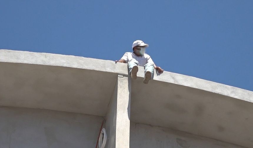 Alanya'da çatıya çıkan şahıs ekipleri alarma geçirdi