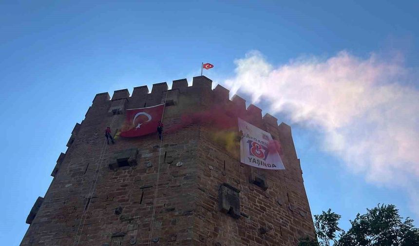 Alanya'da JAK ekiplerinden Alanya Kızılkule'de nefes kesen gösteri